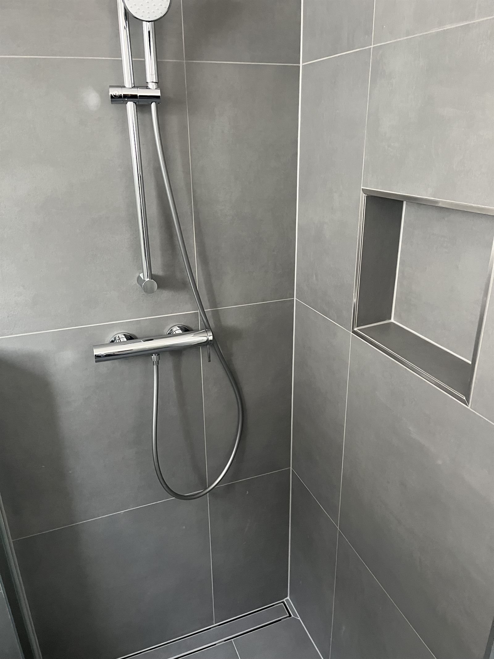 Dusche mit Wandnische