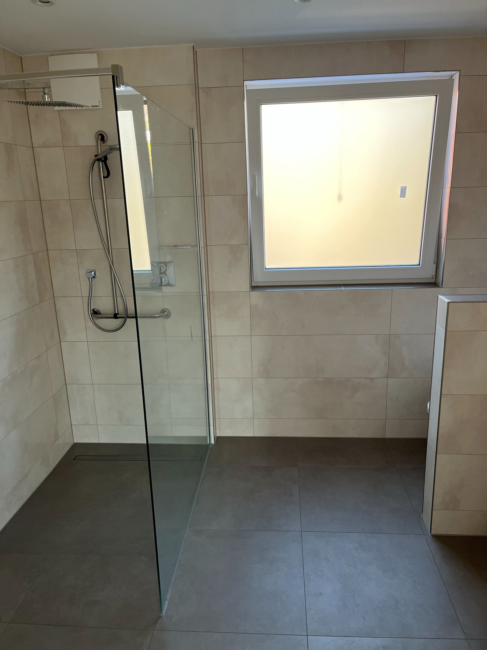 Tageslichtbad mit Walk-in-Dusche