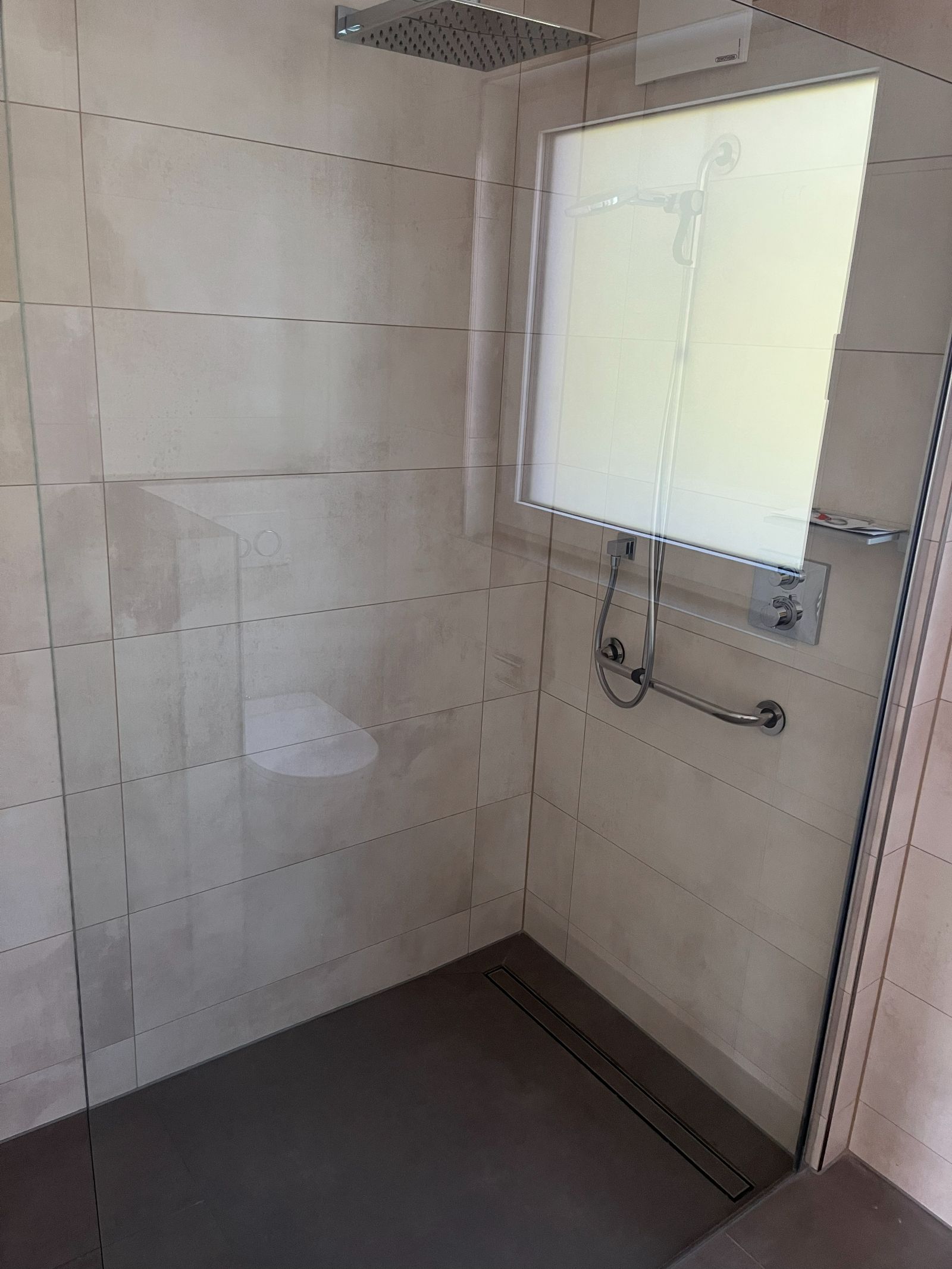 Walk-in-Dusche mit XXL-Fliesen