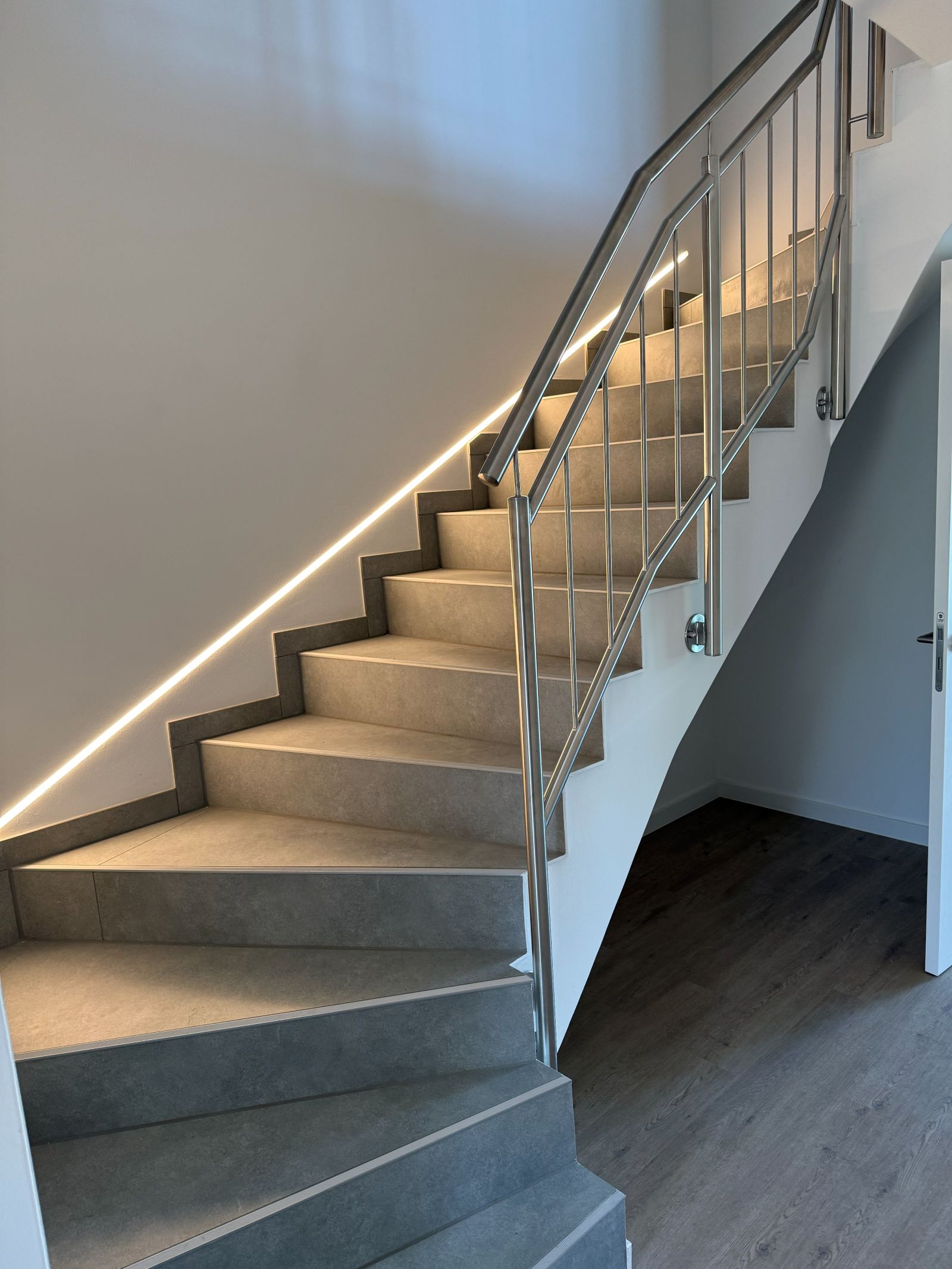 Treppe mit LED-Lichtband