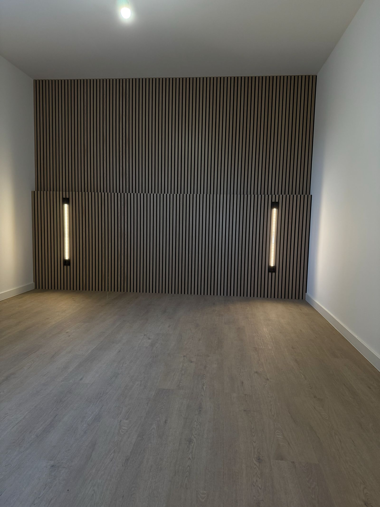 Design-Akustikwand mit Lichtkonzept