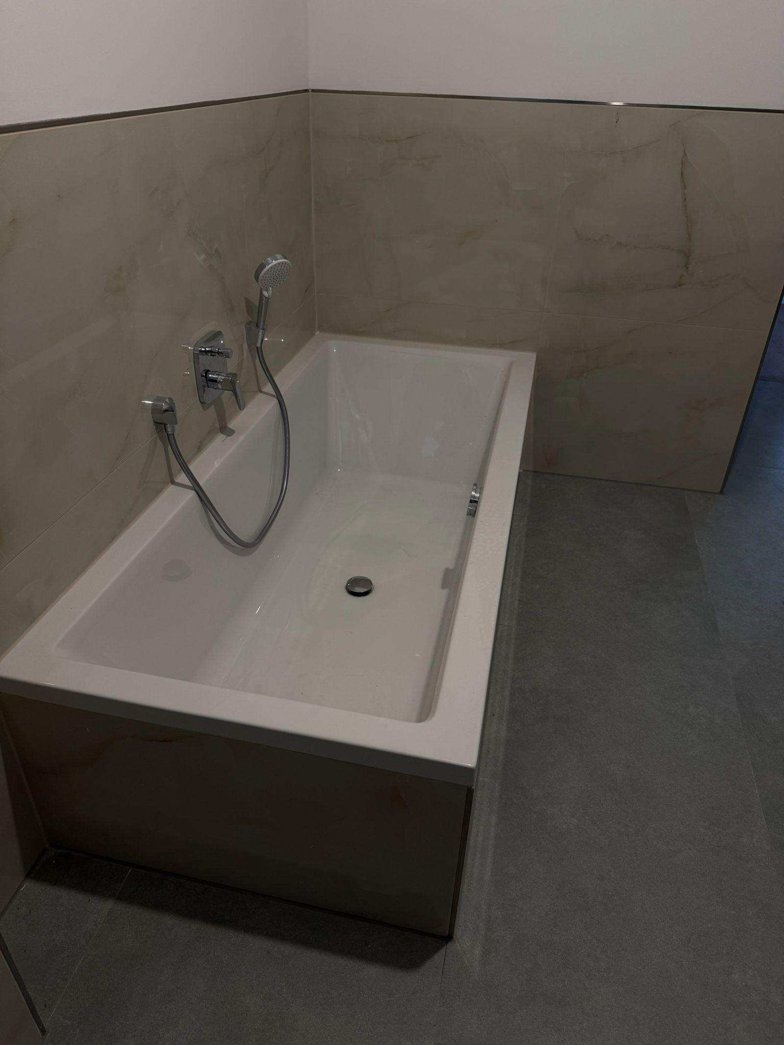 Badewanne in Marmoroptik