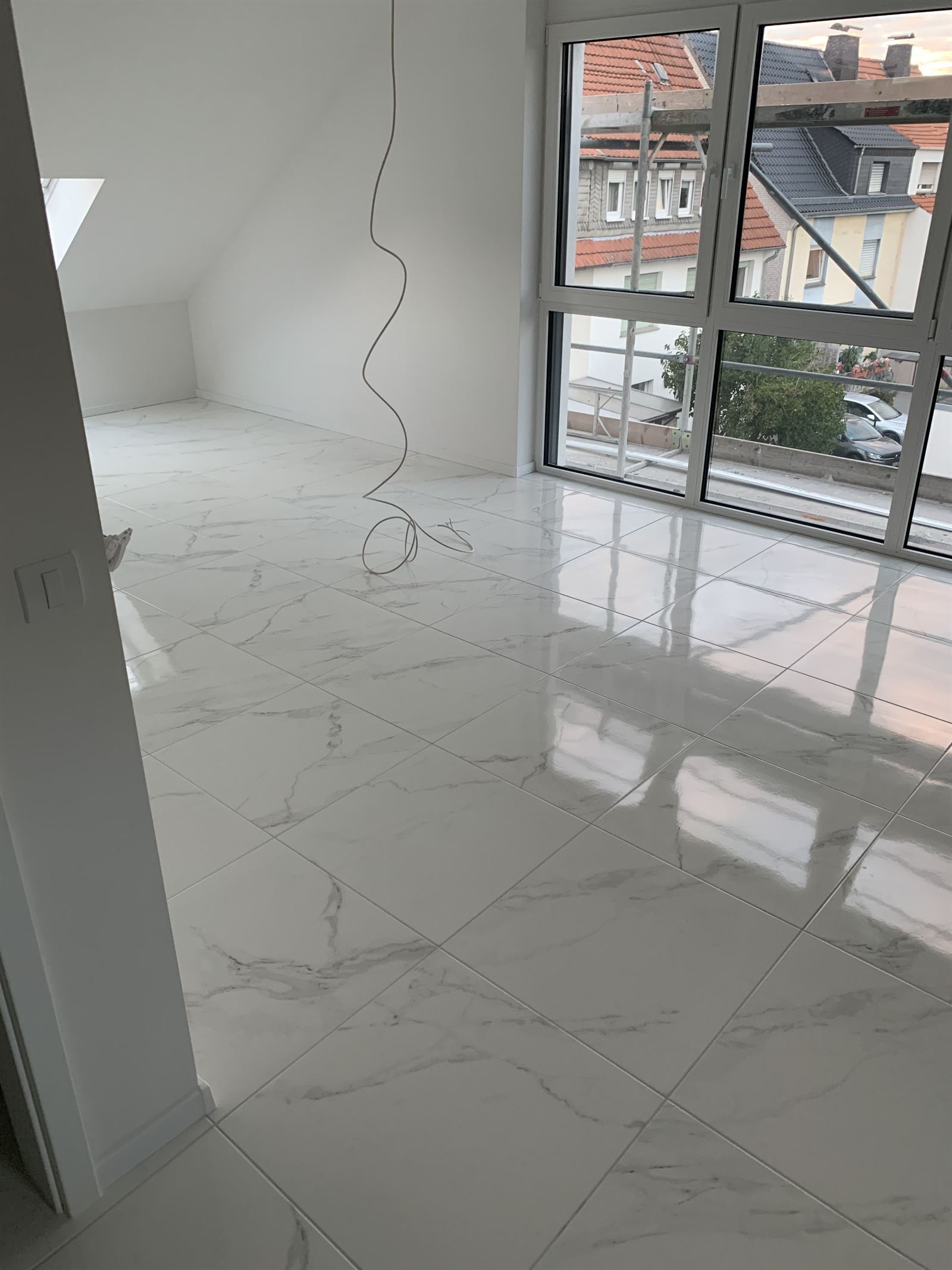 Lichtdurchfluteter Wohnbereich mit Fensterfront