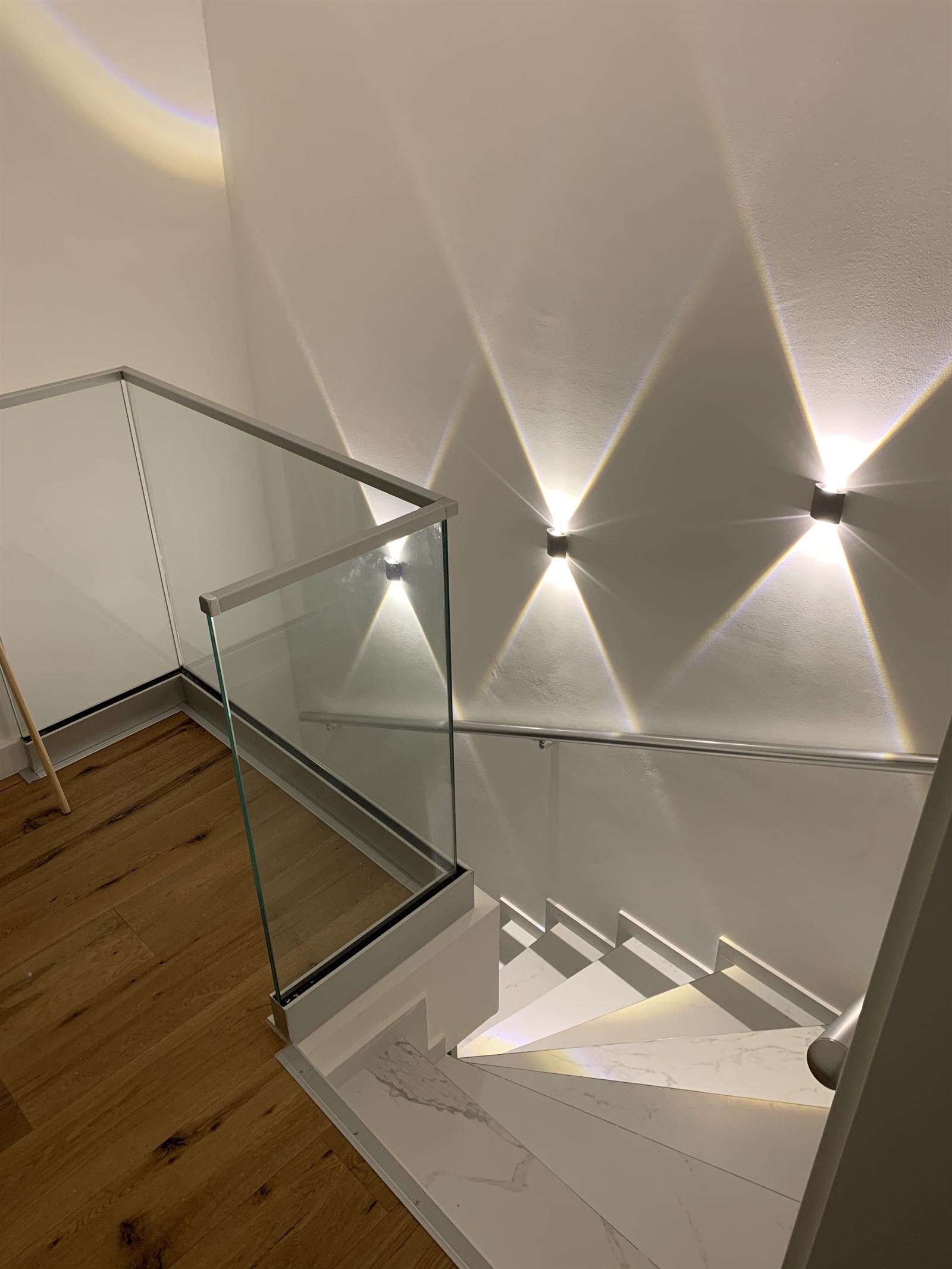 Treppenhaus mit Lichtinszenierung
