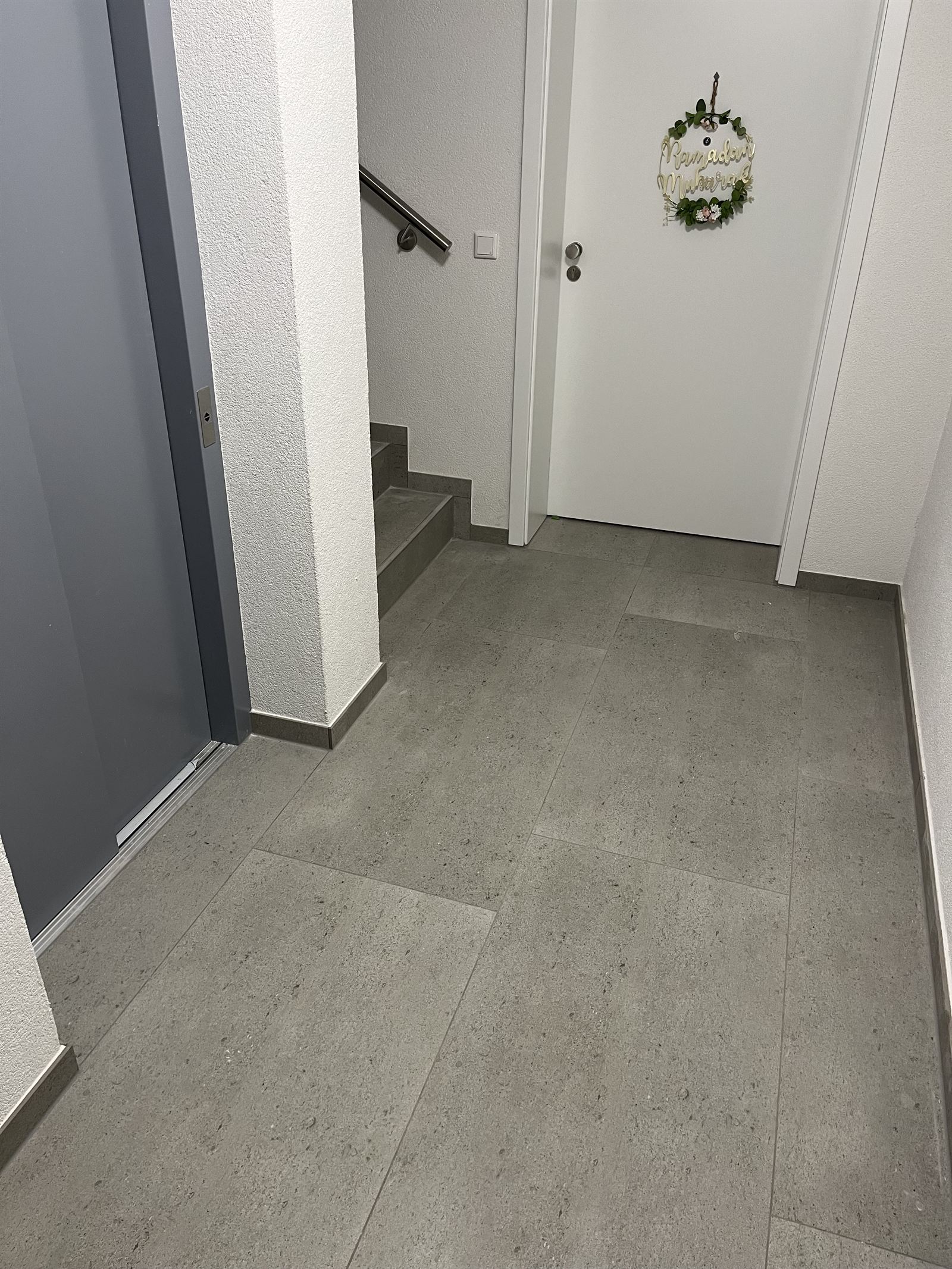 Barrierefreies Treppenhaus mit Aufzug