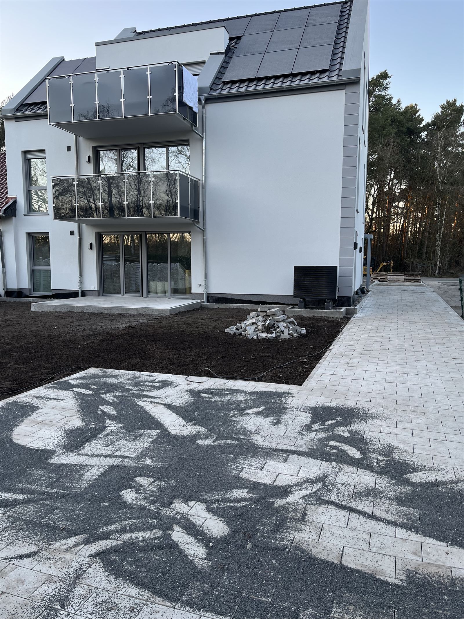 Gartenseite mit Balkonen