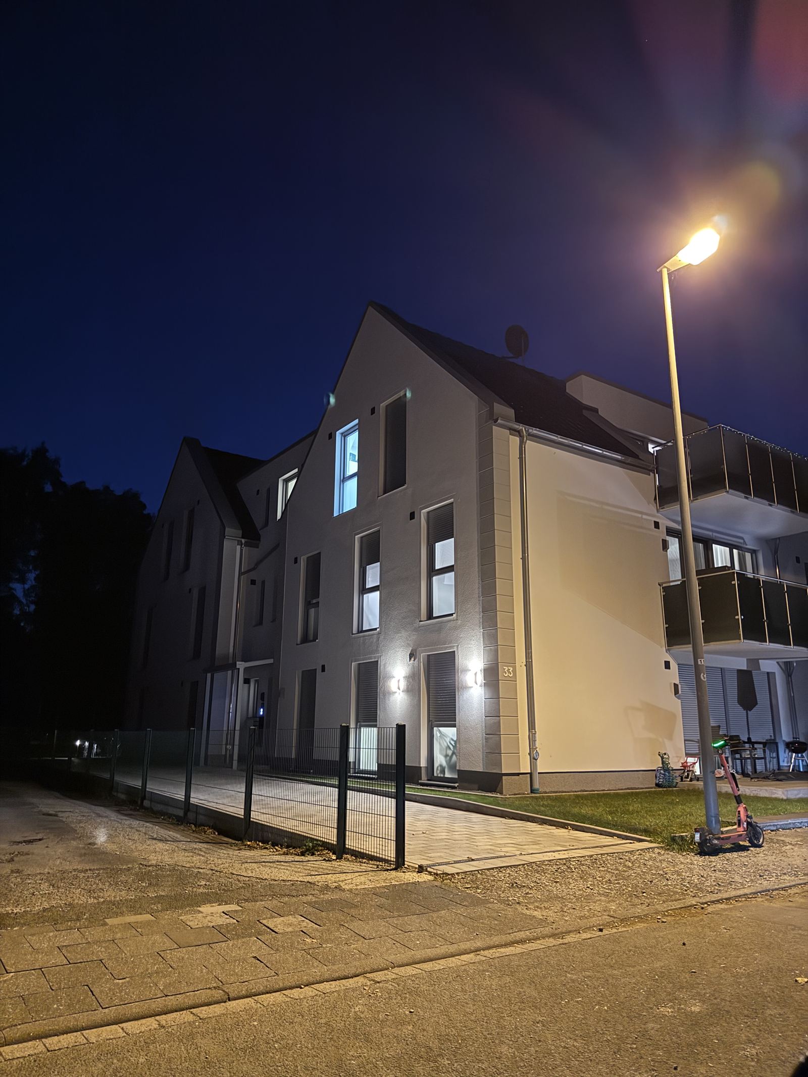 Beleuchtete Straßenseite