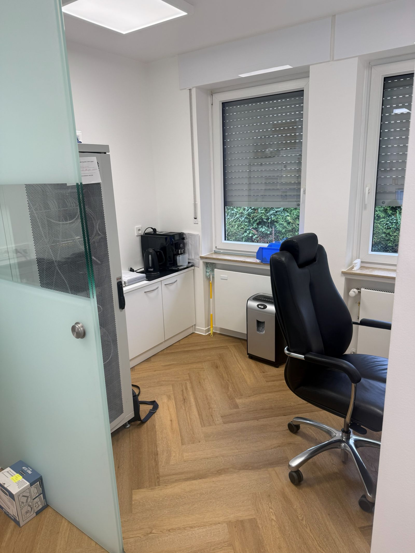 Büro mit Glastrennwand